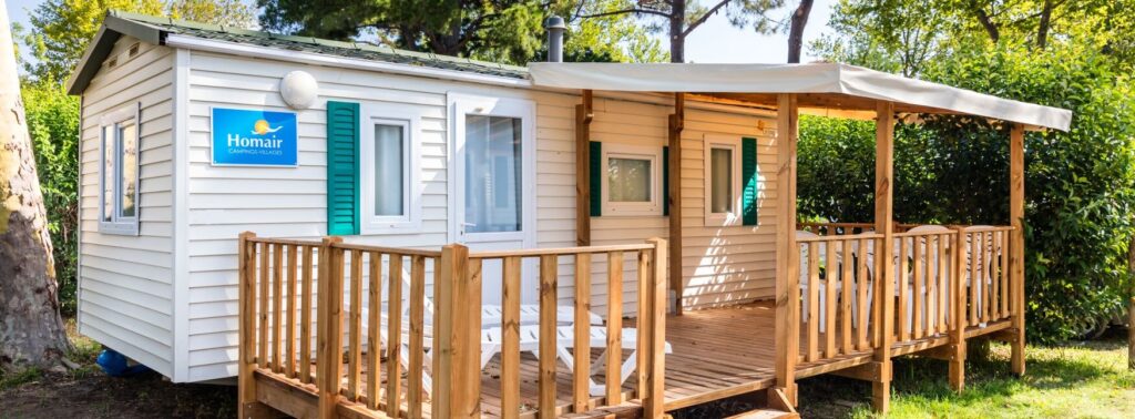 Mobil-home Classic avec sa grande terrasse en bois