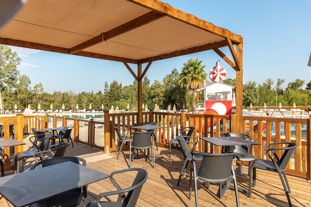 Le bar avec vue sur la piscine de la Chapelle