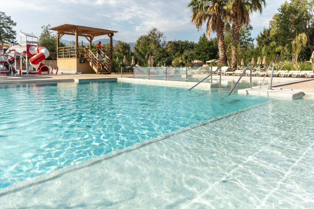 piscine extérieure de l'espace aquatique du camping La Chapelle à Argelès sur Mer